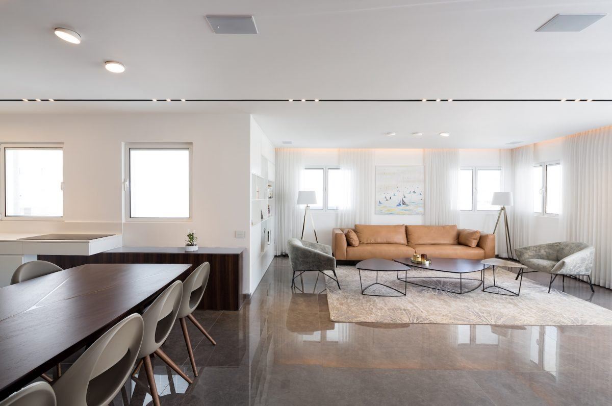 Penthouse apartment תאורה במרחב הסלון נעשה על ידי קמחי דורי